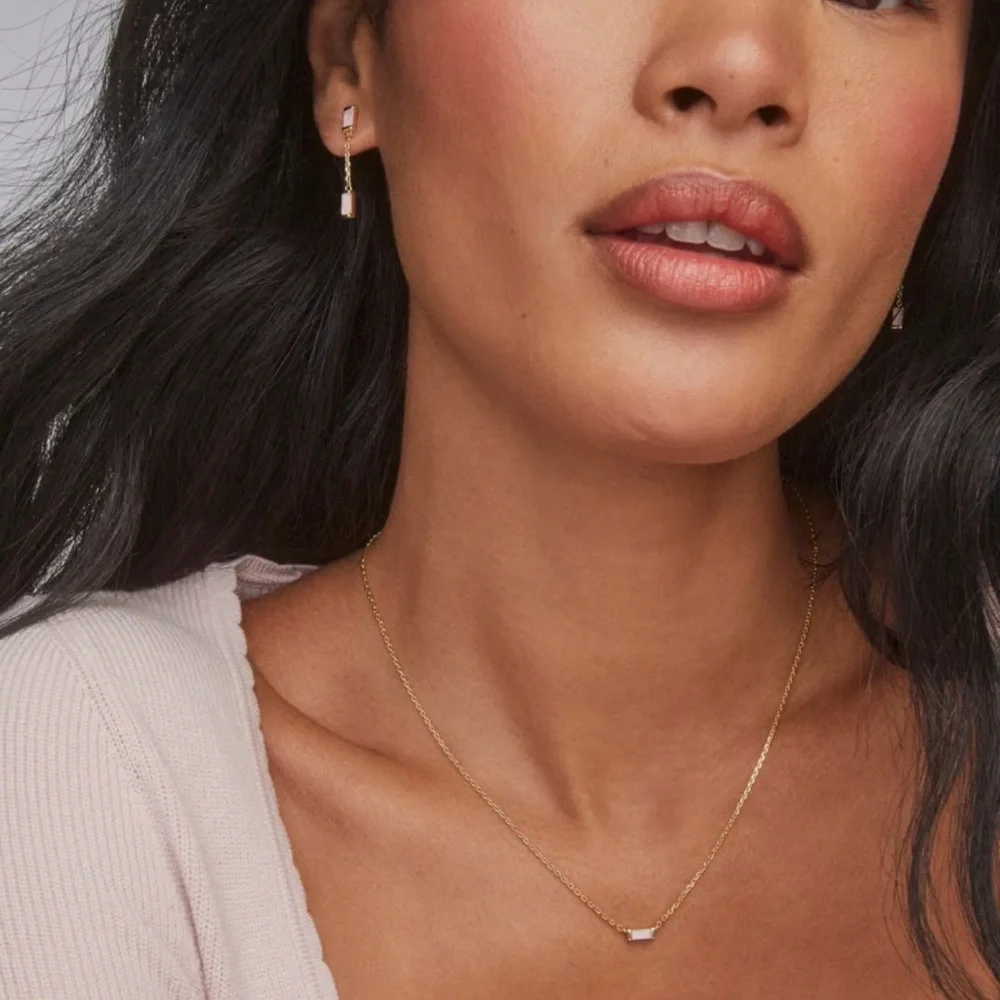 Kendra Scott Juliette Gold Pendant Necklace in Rose Quartz. - Picture 3 of 7